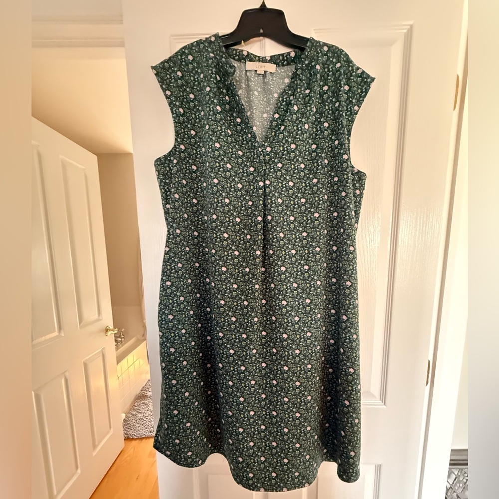LOFT Green Floral knee length Dress size XXL shift dress sleeveless and v neck